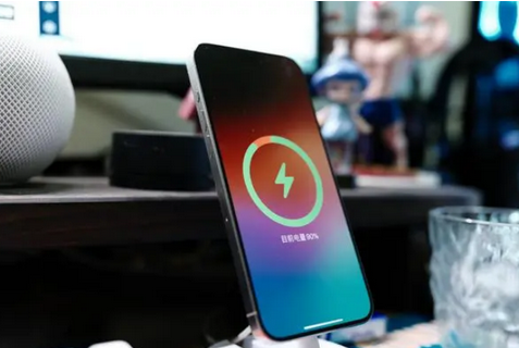 阜沙镇苹果15换屏服务分享用什么充电器给iPhone15充电更好 